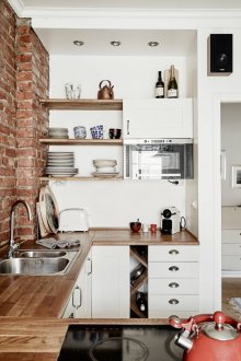 Малка кухня с тухлена стена