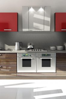 Кухня с яркочервени шкафове и панорамна гледка