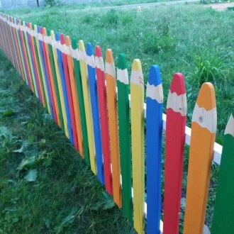 Дървена ограда под формата на моливи