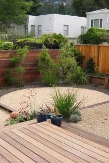 Ограда от оцветена дървесина