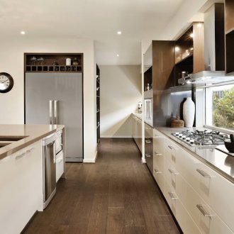 Голяма уютна кухня с каменни плотове