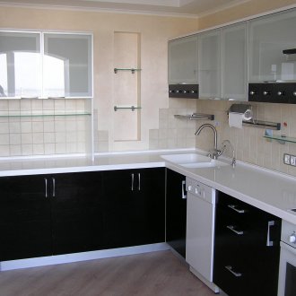 Контрастна кухня с бели плотове