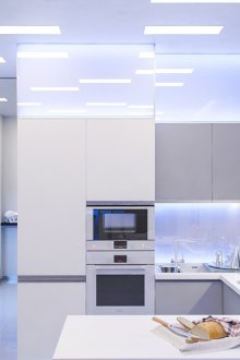 Бяла хай-тек кухня