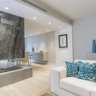 Indischer Marmorkamin im Wohnzimmer