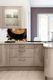 Сива кухня с ярка престилка