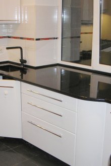 Черен камък кухненски плот