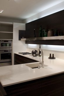 Тъмна кухня със светъл камък плот