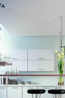 Светла просторна кухня с бар за закуска