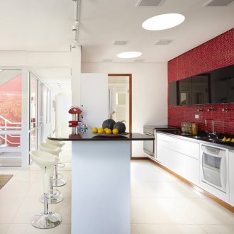 Стилна кухня със бар за закуска