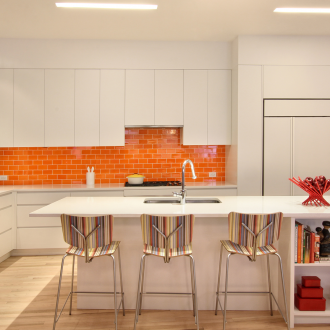 Оранжева престилка за плочки в кухнята