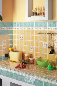Жълти остъклени плочки в кухнята