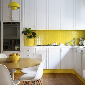 Жълти плочки в кухнята