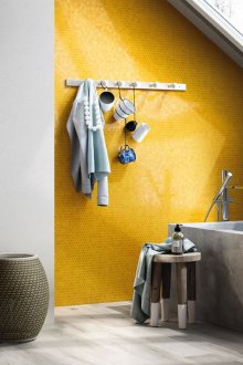 Жълта шестоъгълна мозайка в банята