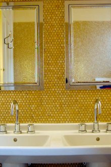 Кръгла мозайка в жълта баня