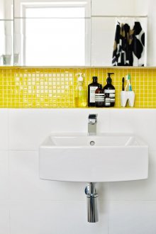 Жълта мозайка в нишата на банята