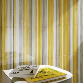 Жълта плочка с цветни ивици