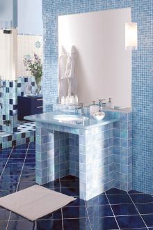 Синя плочка в интериора на банята
