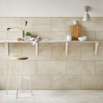 Бежови мраморни плочки в банята