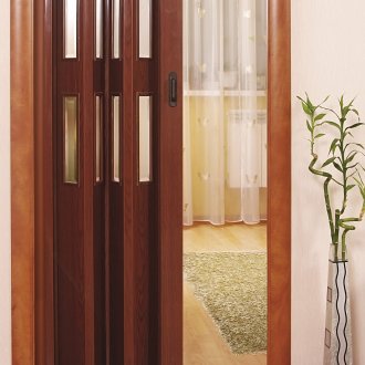 Врата за акордеон със стъклени вложки