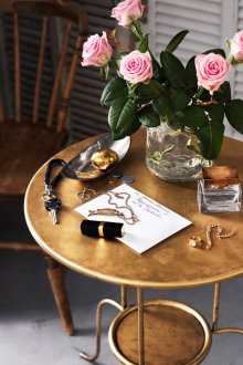 Alteration of the hallway table with golden paint