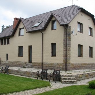 Фасадни панели, изработени от див камък