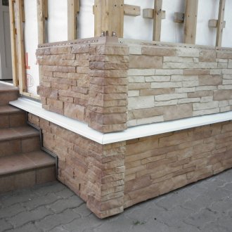 Изложение на къщата с каменни фасадни панели