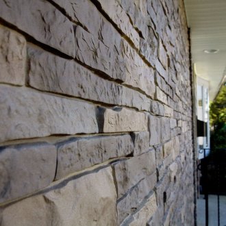 Див камък на фасадата на къщата