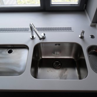 Плотове по протежение на прозореца в кухнята