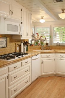 Мивка под прозореца в класическа кухня