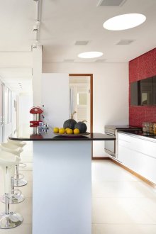 Светъл бар плот в просторна кухня