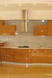 Бар брояч в лъскава кухня