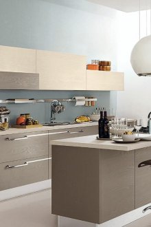 Бар плот и плот в сивата кухня