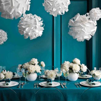 Декоративни топки, изработени от бели сатенени панделки