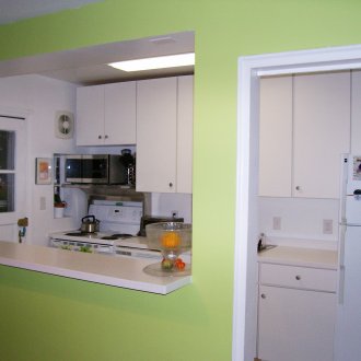 Бар с преграда свързва кухнята и хола