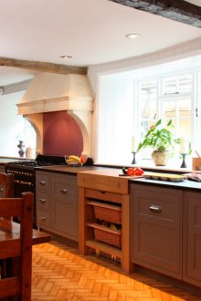 Мивка под прозореца в голямата кухня ви позволява да се възхищавате на зелените, докато миете съдове