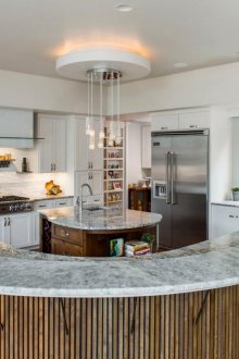 부엌의 반원형 바 카운터