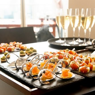 Приготвяне на мезета на масата на бюфет