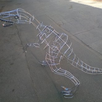 Тел скулптура на динозавър