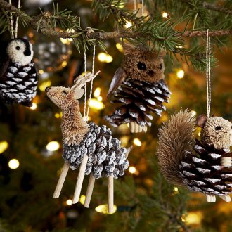 Коледни играчки от шишарки