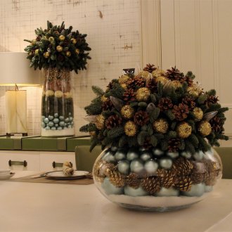 Декор върху маса от шишарки