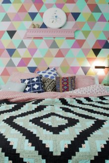 Обемни геометрични тапети в спалнята