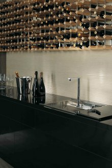 Стилна кухня с просторен рафт