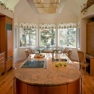 Римски завеси върху прозорец на кухненски прозорци