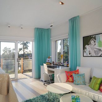 Тюркоазени завеси на стената