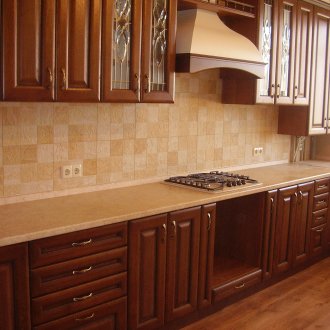 Елегантна дървена фасада за кухня