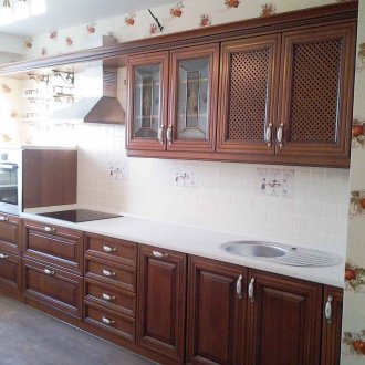 Дървена фасада за кухня с къдрави дръжки