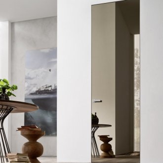 Скрита врата с огледало