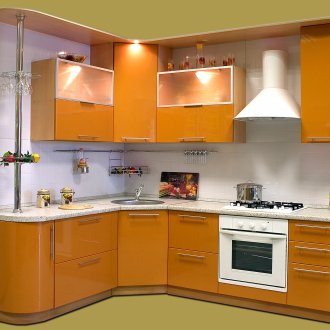 Оранжева кухня с радиусни фасади