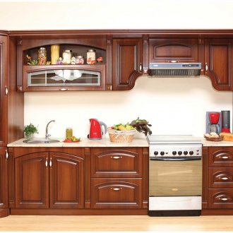 Кухня с извити дървени фасади