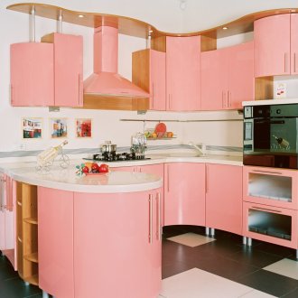 Розова оригинална кухня с извити фасади